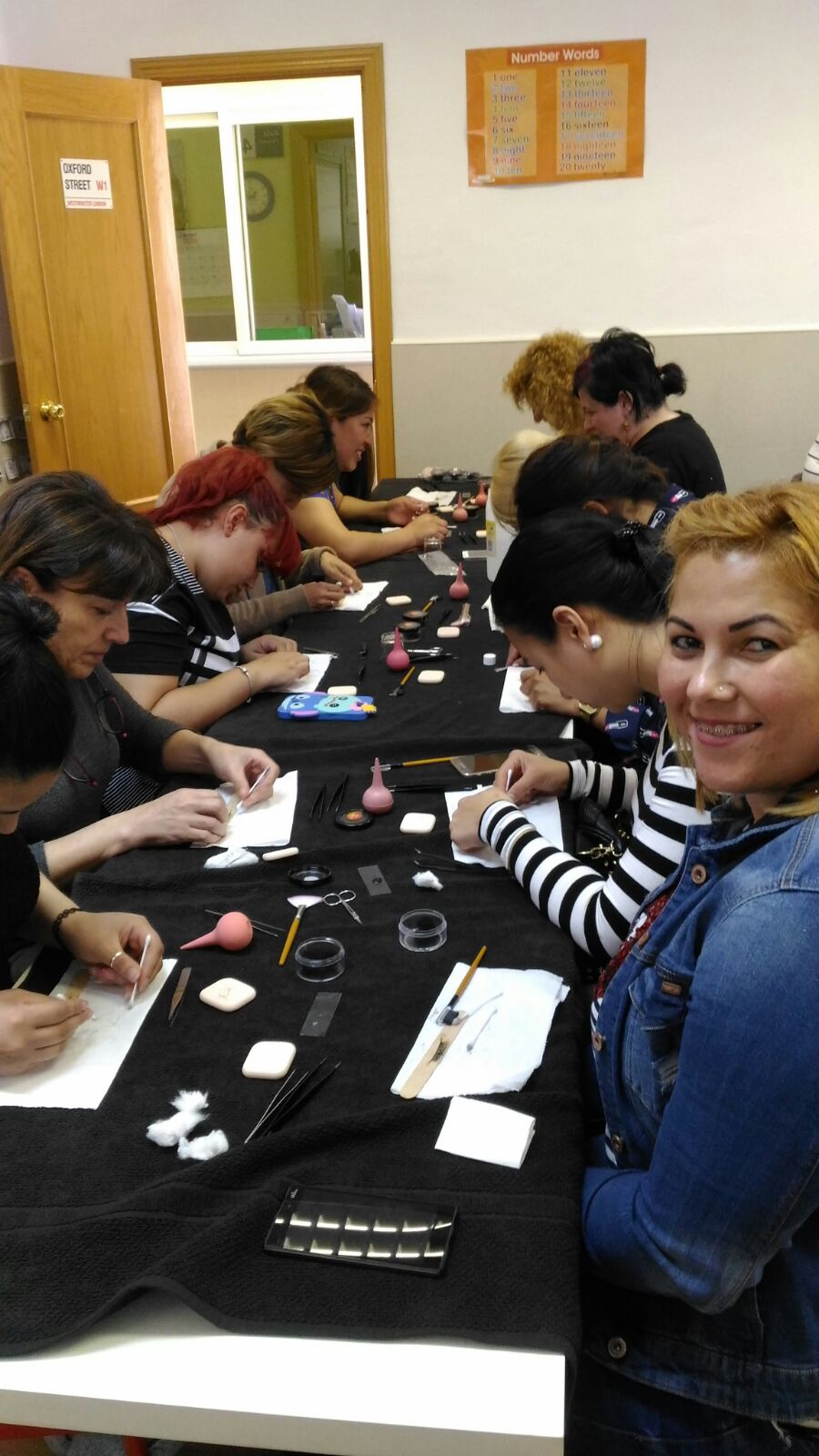 Foto alumnas del curso de extensiones de pestañas 29/05/2016 - Alumnas practicando