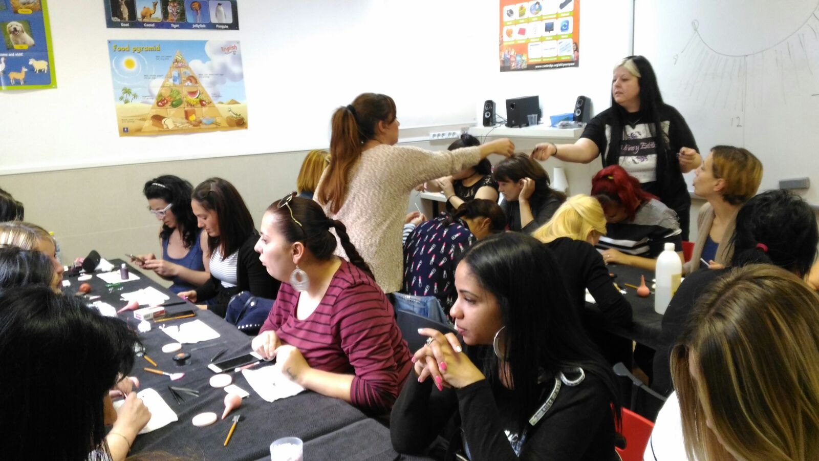 Foto alumnas del curso de extensiones de pestañas 29/05/2016 - Alumnas practicando foto 2