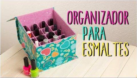 Organizador de esmaltes de uñas sobre un mueble