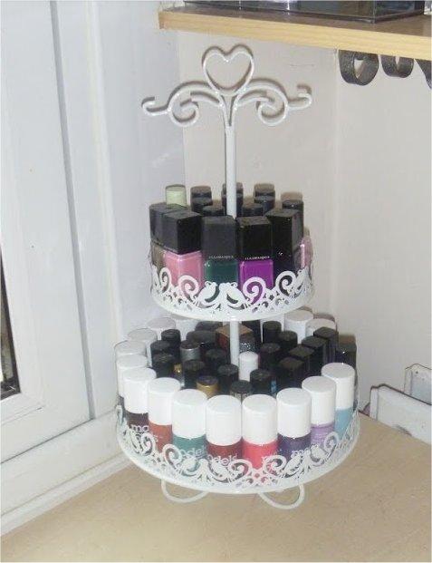 Display de esmaltes de uñas sobre un mueble