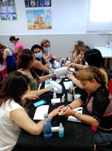 Alumnas del curso de UÑAS DE GEL Y ACRÍLICO 5/6/2016 - Alumnas practicando foto 2