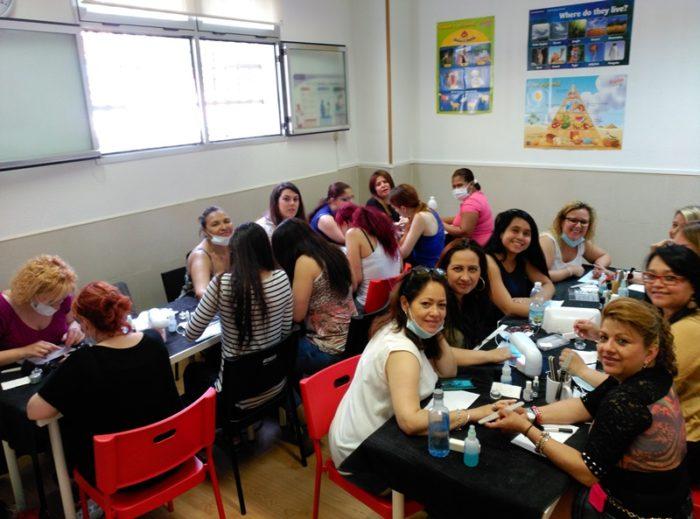 Alumnas del curso de UÑAS DE GEL Y ACRÍLICO 5/6/2016 - Alumnas sonriendo