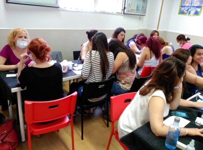 Alumnas del curso de UÑAS DE GEL Y ACRÍLICO 5/6/2016 - Alumnas practicando