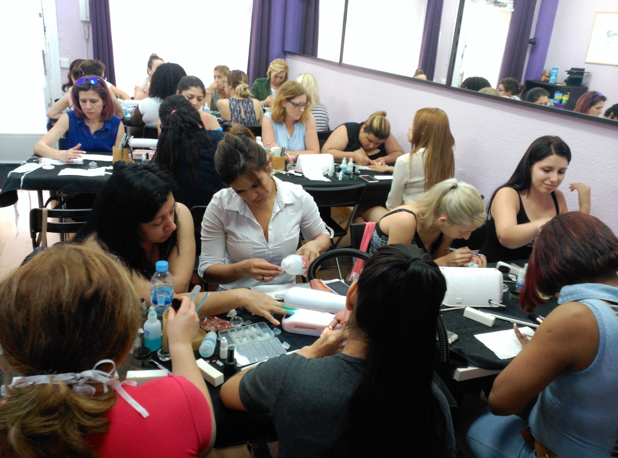 Fotos del curso de uñas en acrílico y gel 26/6/16 - Alumnas practicando