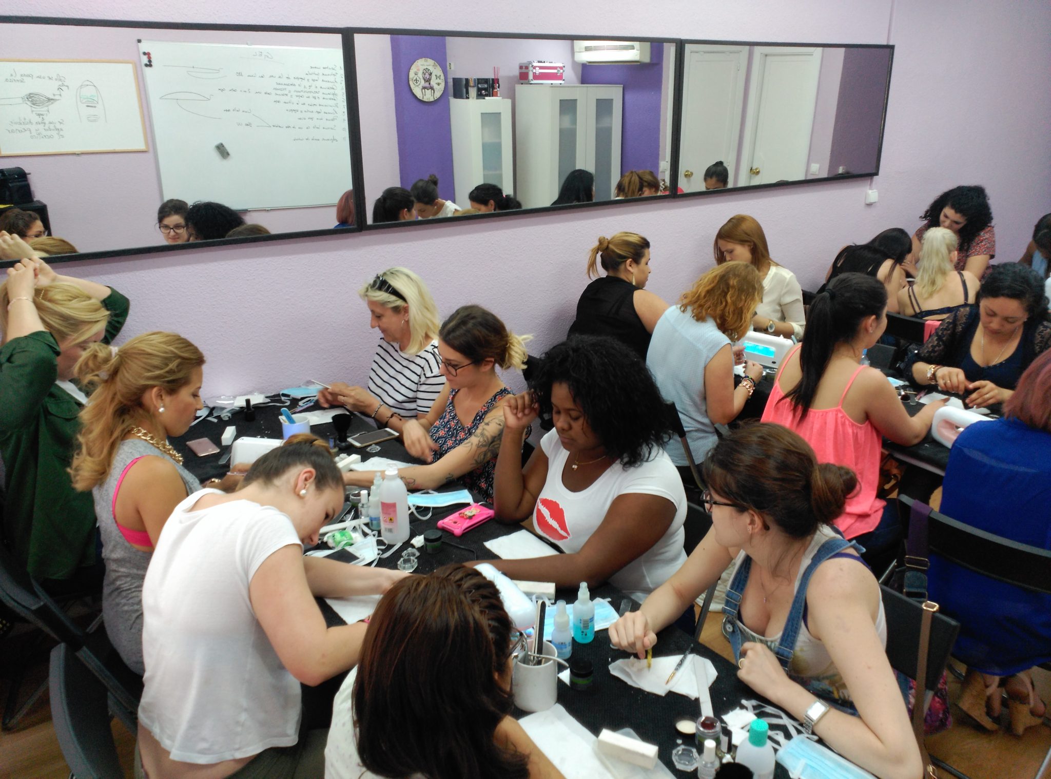 Fotos del curso de uñas en acrílico y gel 26/6/16 - Alumnas practicando foto 2