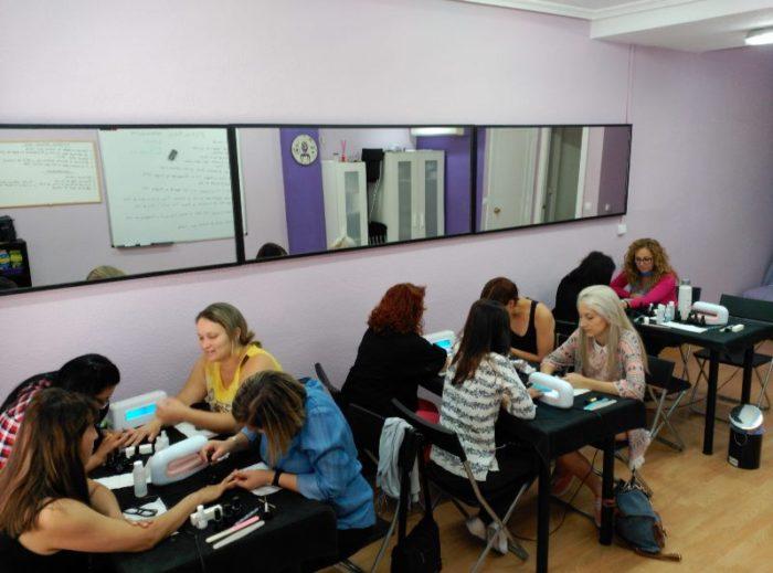 Curso de ESMALTADO PERMANENTE en Madrid 19/06/2016 alumnas atendiendo foto 5