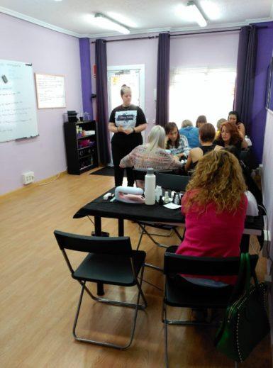 Curso de ESMALTADO PERMANENTE en Madrid 19/06/2016 alumnas atendiendo