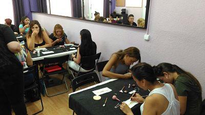 Fotos de las alumnas del curso de extensiones de pestañas del día 7/8/16 - Alumnas practicando