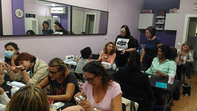 Foto del curso de uñas de acrílico y gel del día 18/09/16 - Alumnas atendiendo