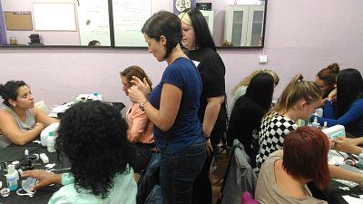 Foto del curso de uñas de acrílico y gel del día 18/09/16 - Alumnas atendiendo foto 2