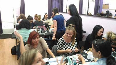 Foto del curso de uñas de acrílico y gel del día 18/09/16 - Alumnas practicando