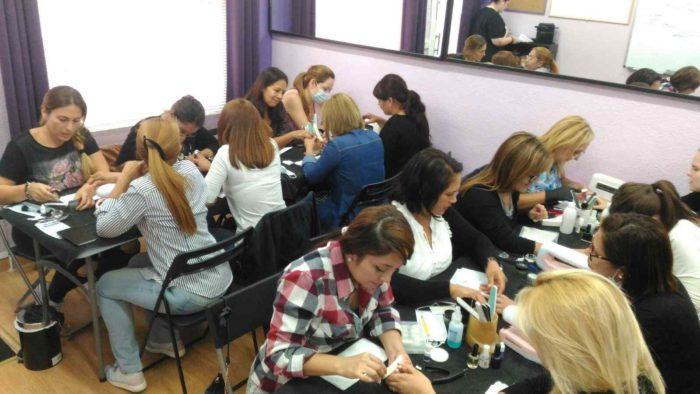 Fotos del curso de uñas esculpidas de acrílico y gel del día 2/10/16 - Alumnas practicando