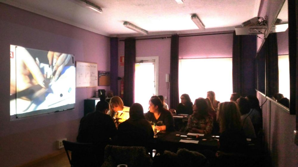 Fotos de las alumnas cursos de extensiones de pestañas 13/11/2016 - Alumnas atendiendo