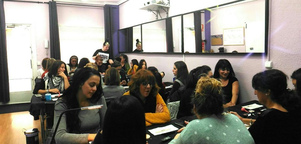 Fotos de las alumnas cursos de extensiones de pestañas 13/11/2016 - Alumnas practicando