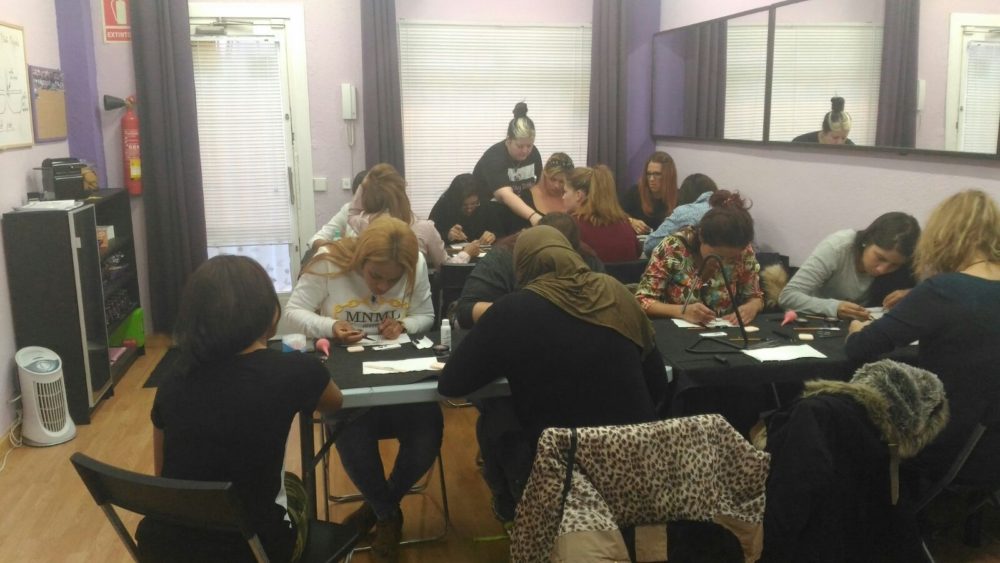 Fotos de las alumnas cursos de extensiones de pestañas 13/11/2016 - Alumnas practicando foto 2