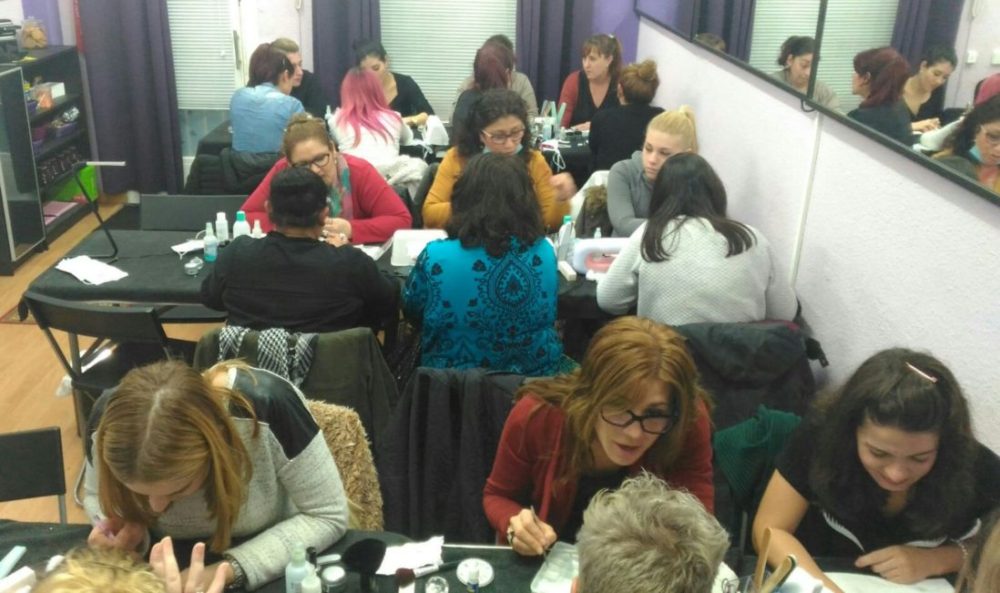 Fotos del curso de uñas de gel y acrílico del día 20/11/16 - Alumnas practicando foto 2