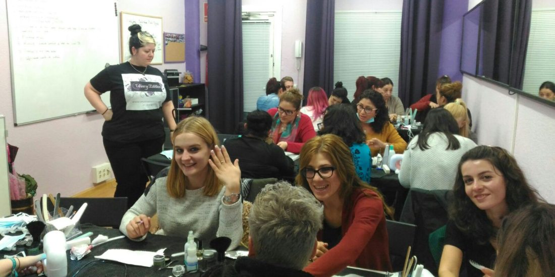 Fotos del curso de uñas de gel y acrílico del día 20/11/16 - Alumnas practicando foto 3