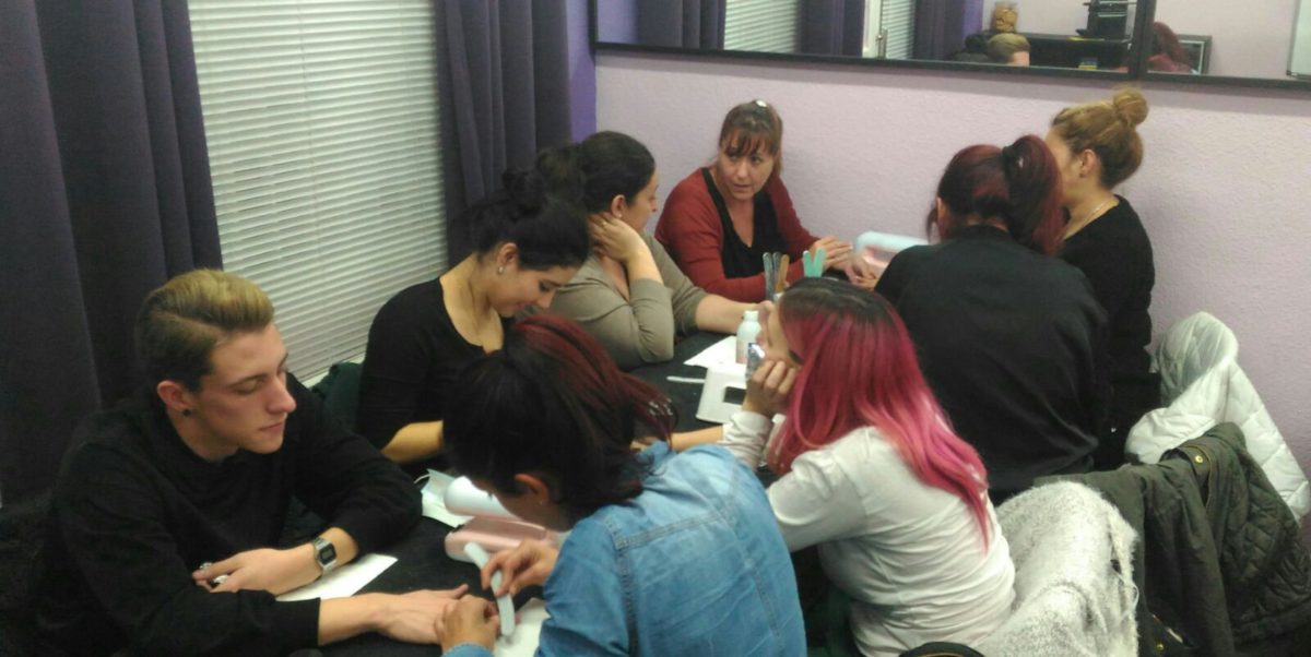 Fotos del curso de uñas de gel y acrílico del día 20/11/16 - Alumnas practicando