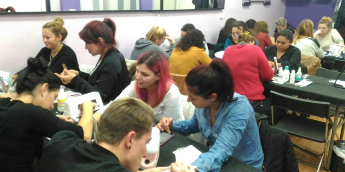 Fotos del curso de uñas de gel y acrílico del día 20/11/16 - Alumnas practicando foto 4