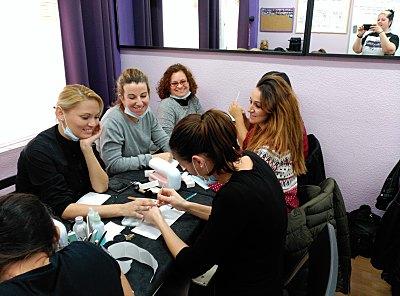 Fotos de las alumnas curso de uñas acrílico y gel 06/11/16 - Alumnas practicando foto 2