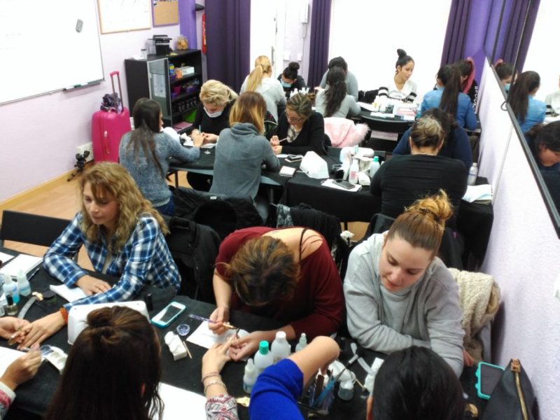 Fotos de las alumnas del curso de uñas de gel y acrílico del día 04/12/16 - Alumnas practicando foto 2