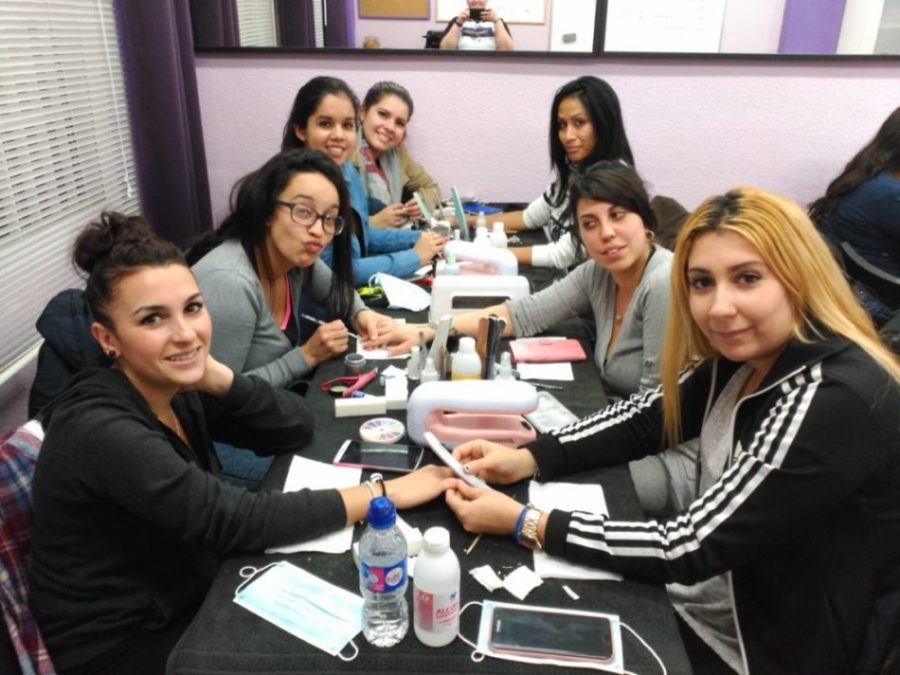 Fotos de las alumnas del curso de uñas de gel y acrílico del día 04/12/16 - Alumnas sonriendo