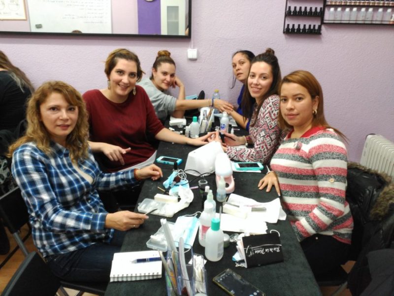 Fotos de las alumnas del curso de uñas de gel y acrílico del día 04/12/16 - Alumnas sonriendo foto 3