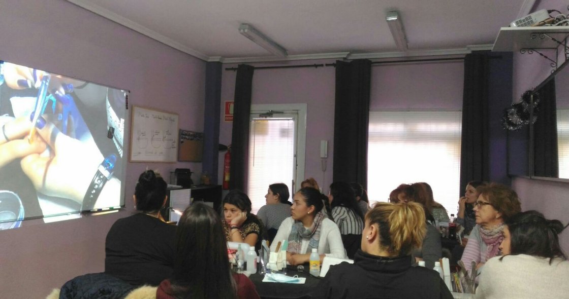 Fotos de las alumnas del curso de uñas de acrílico y gel del día 18/12/16 - Alumnas atendiendo