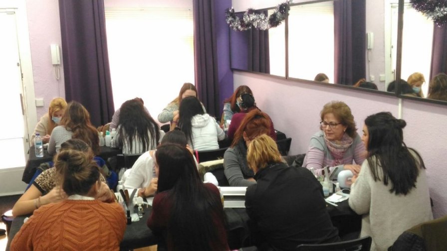 Fotos de las alumnas del curso de uñas de acrílico y gel del día 18/12/16 - Alumnas practicando