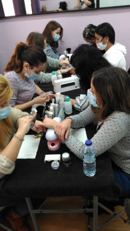 Fotos de las alumnas del curso de uñas de acrílico y gel del día 18/12/16 - Alumnas practicando foto 3