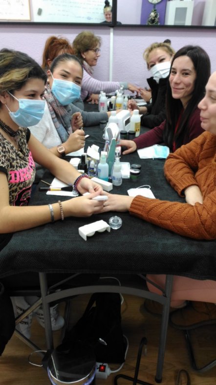 Fotos de las alumnas del curso de uñas de acrílico y gel del día 18/12/16 - Alumnas practicando foto 4