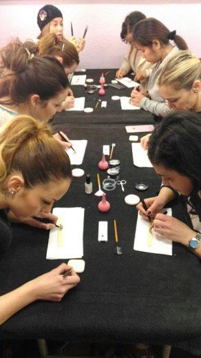 Fotos de las alumnas cursos de extensiones de pestañas 22/01/2017 (tarde) - Alumnas practicando