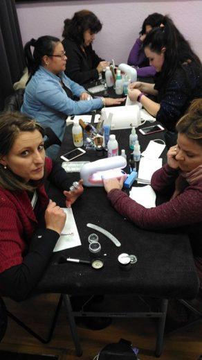 Fotos de las alumnas del curso de uñas de acrílico y gel del día 29/01/17 - Alumnas practicando foto 3