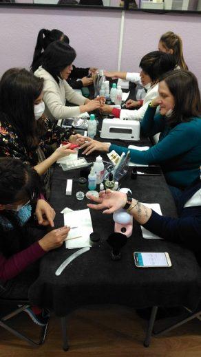 Fotos de las alumnas del curso de uñas de acrílico y gel del día 29/01/17 - Alumnas practicando foto 2