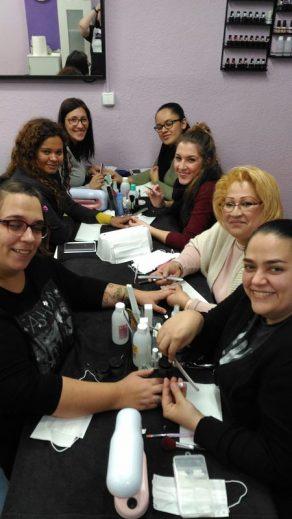 Fotos de las alumnas del curso de uñas de acrílico y gel del día 12/02/17. - Alumnas sonriendo foto 2