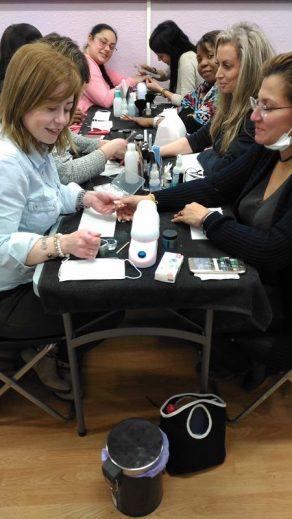 Fotos de las alumnas del curso de uñas de acrílico y gel del día 12/02/17. - Alumnas practicando