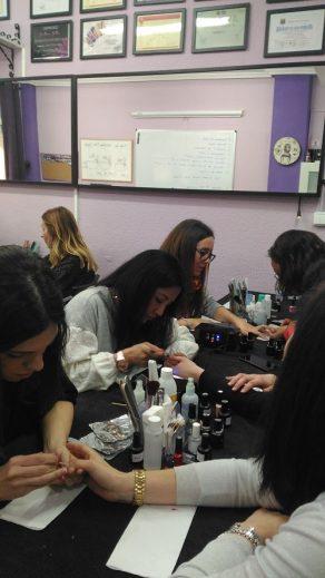 Fotos de las alumnas del curso de esmalte permanente del día 5/3/17 - Alumnas practicando foto 3