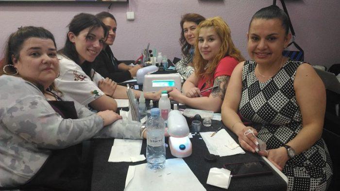 Fotos de las alumnas del curso de uñas de acrílico y gel del día 12/03/16 - Alumnas sonriendo foto 2