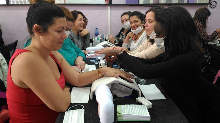 Fotos de las alumnas del curso de uñas de acrílico y gel del día 14/05/17 - Alumnas practicando