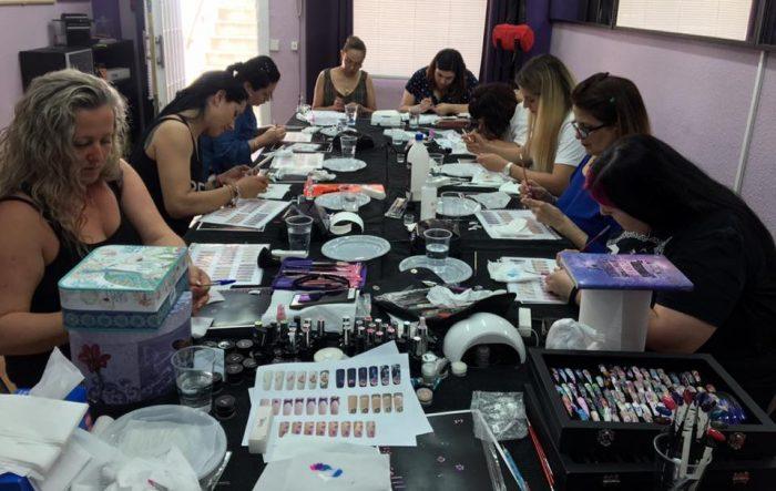 Curso de One Stroke con Yuliya Novikava en Uñas y Estética. - Alumnas practicando