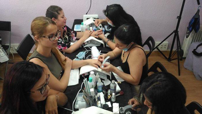 Fotos de las alumnas del curso de uñas de acrílico y gel del día 11/06/17 - Alumnas practicando foto 3