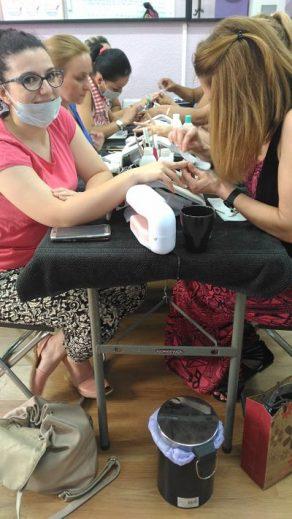 Fotos de las alumnas del curso de uñas de acrílico y gel del día 11/06/17 - Alumnas practicando