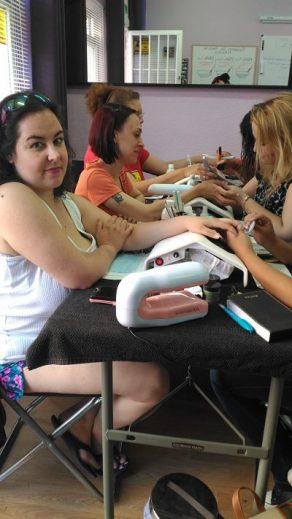 Fotos de las alumnas del curso de uñas de acrílico y gel del día 11/06/17 - Alumnas practicando foto 2