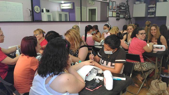 Fotos de las alumnas del curso de uñas de acrílico y gel del día 11/06/17 - Alumnas practicando foto 4