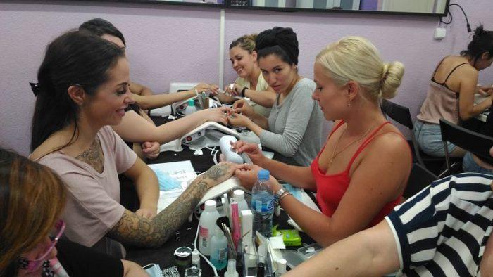 Fotos de las alumnas del curso de uñas de acrílico y gel del día 18/06/17 - Alumnas sonriendo foto 3