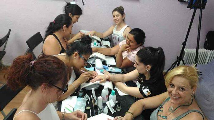 Fotos de las alumnas del curso de uñas de acrílico y gel del día 18/06/17 - Alumnas sonriendo foto 4