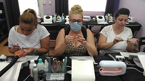 Fotos de las alumnas del curso de uñas de acrílico y gel del día 19/07/17 - Alumnas practicando