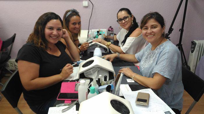 Fotos de las alumnas del curso de uñas de acrílico y gel del día 20/08/17 - Alumnas sonriendo