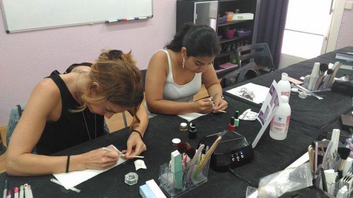 Fotos de las alumnas del curso de Decoración en Uñas con materiales del día 27/08/17 - Alumnas practicando foto 3