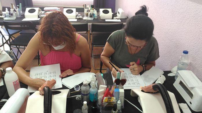 Fotos de las alumnas del curso de uñas de acrílico y gel del día 13/09/17 - Alumnas practicando foto 3